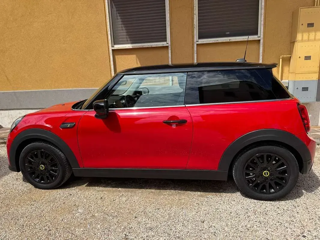 Usata Mini Cooper SE Classic 75 kW (102 CV) 2023 Rosso Utilitaria
