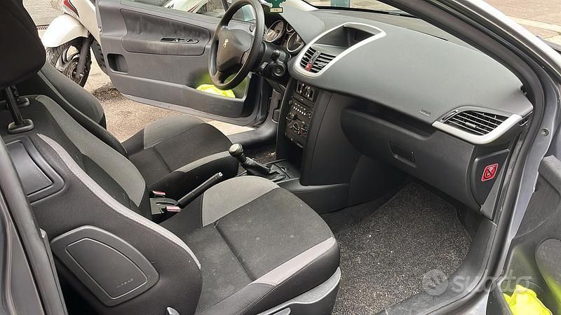Usata Peugeot 208 88 CV (64 kW) 2008 Grigio Utilitaria