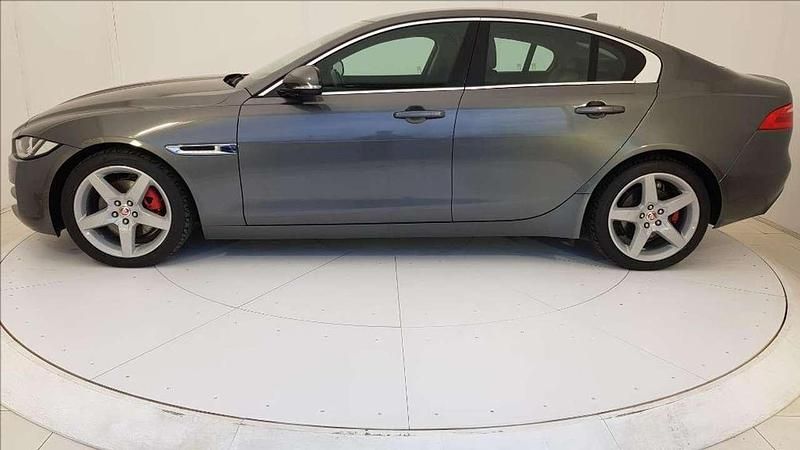 Usata Jaguar XE Prestige 180 CV (132 kW) 2015 Grigio Berlina