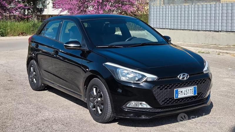 Usata Hyundai i20 Blackline 73 CV (53 kW) 2018 Nero Berlina