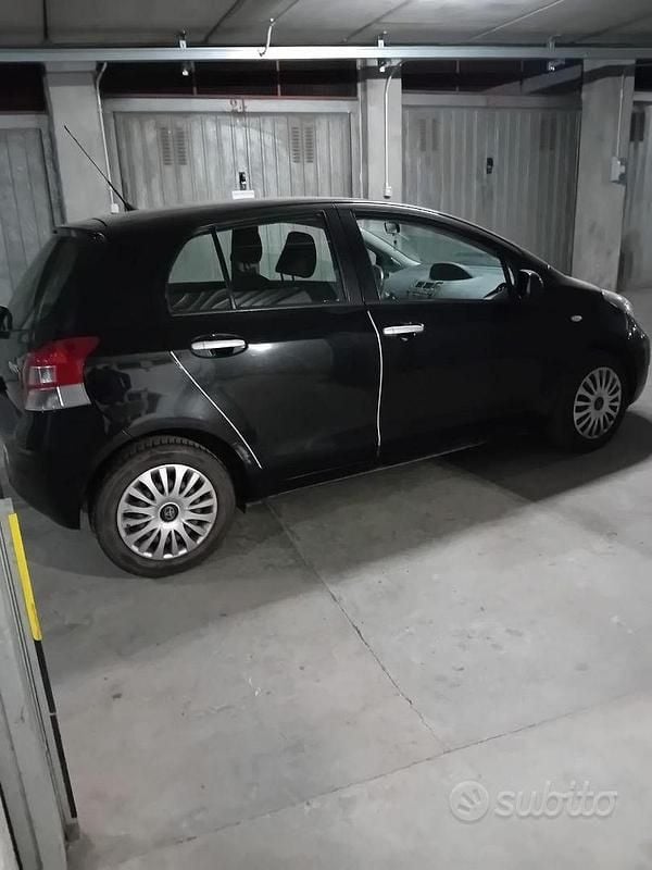 Usata Toyota Yaris Sol 90 CV (66 kW) 2010 Nero Utilitaria