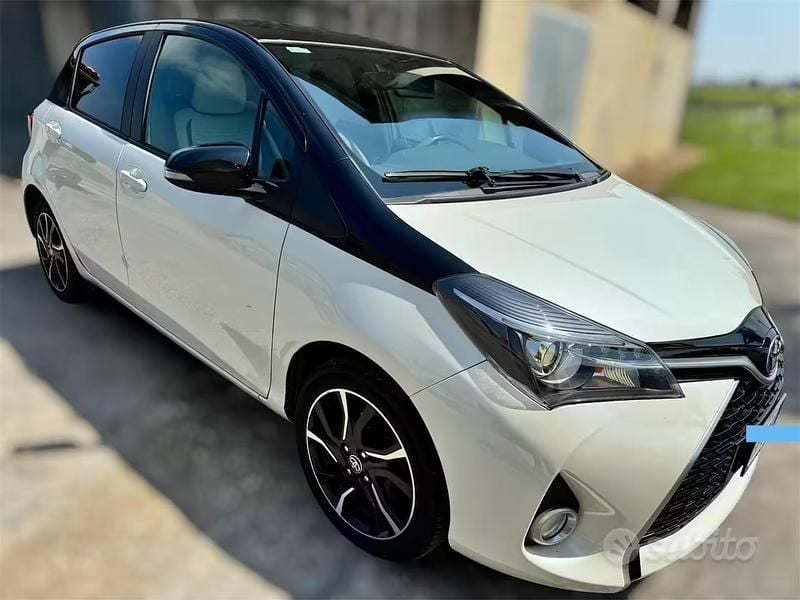 Usata Toyota Yaris 99 CV (72 kW) 2016 Bianco Utilitaria