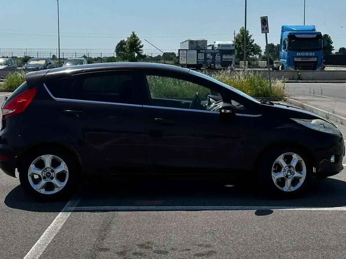 Usata Ford Fiesta Titanium 95 CV (69 kW) 2010 Boerdeaux Berlina