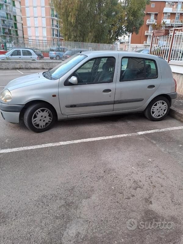 Usata Renault Clio II 58 CV (42 kW) 2001 Grigio Utilitaria