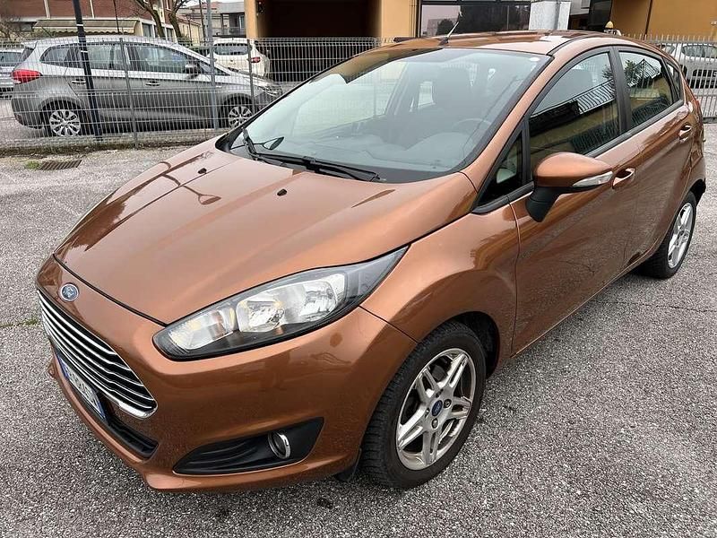 Usata Ford Fiesta Ambiente 75 CV (55 kW) 2013 Arancione Utilitaria