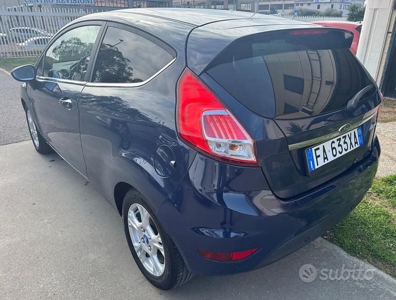 Usata Ford Fiesta Titanium 75 CV (55 kW) 2015 Blu Berlina