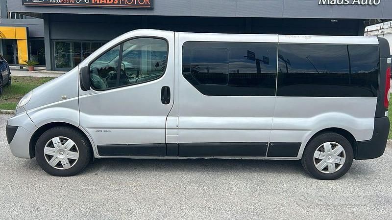 Usata Renault Trafic 146 CV (107 kW) 2007 Grigio Monovolume