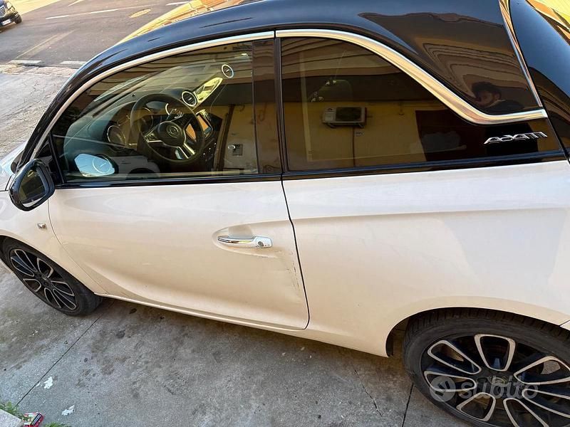 Usata Opel Adam 70 CV (51 kW) 2014 Utilitaria