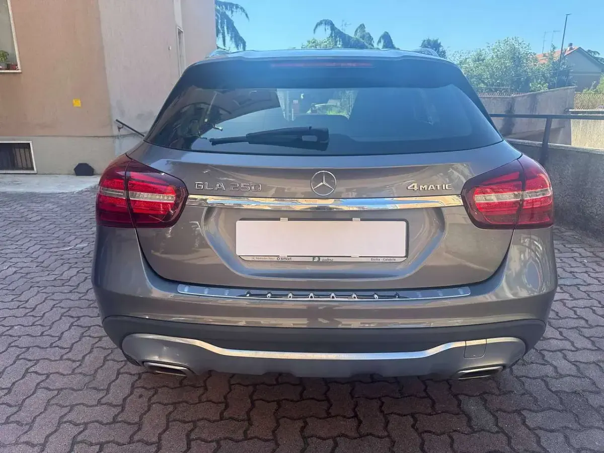 Usata Mercedes GLA250 211 CV (155 kW) 2018 Grigio SUV