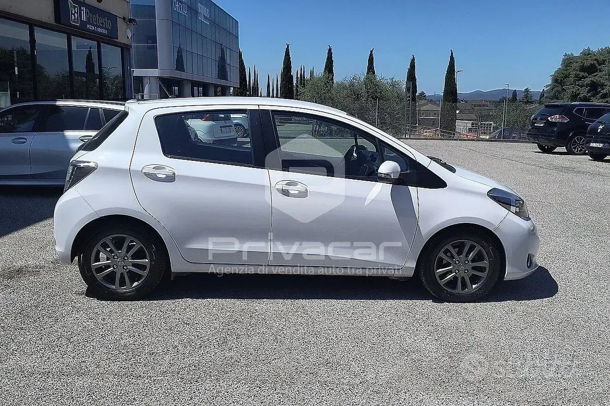Usata Toyota Yaris Lounge 90 CV (66 kW) 2014 Bianco Utilitaria