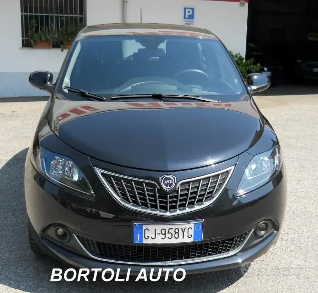 Usata Lancia Ypsilon Gold 69 CV (50 kW) 2022 Nero Utilitaria