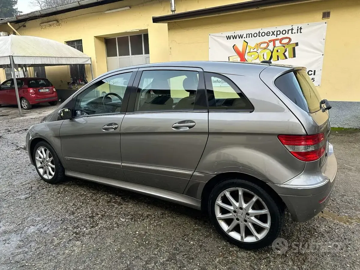 Usata Mercedes B180 109 CV (80 kW) 2007 Grigio Monovolume
