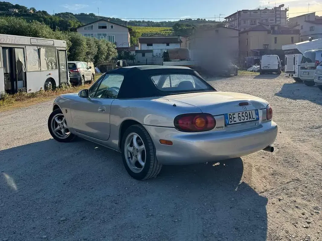 Usata Mazda MX5 110 CV (80 kW) 1999 Argento Cabrio