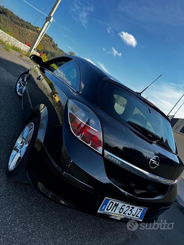 Usata Opel Astra 150 CV (110 kW) 2007 Utilitaria