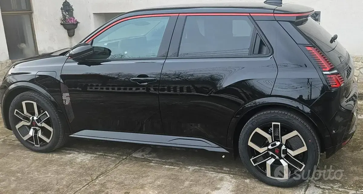 Usata Renault R5 Iconic 77 kW (106 CV) 2024 Nero Utilitaria
