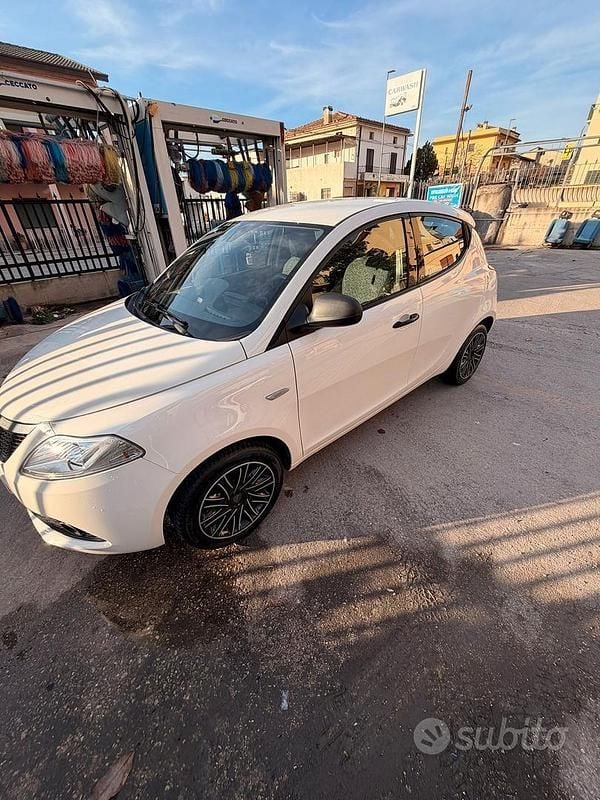 Usata Lancia Ypsilon 69 CV (50 kW) 2018 Bianco Utilitaria