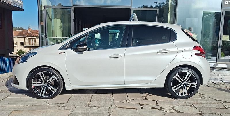 Usata Peugeot 208 GT-line 100 CV (73 kW) 2019 Bianco Utilitaria