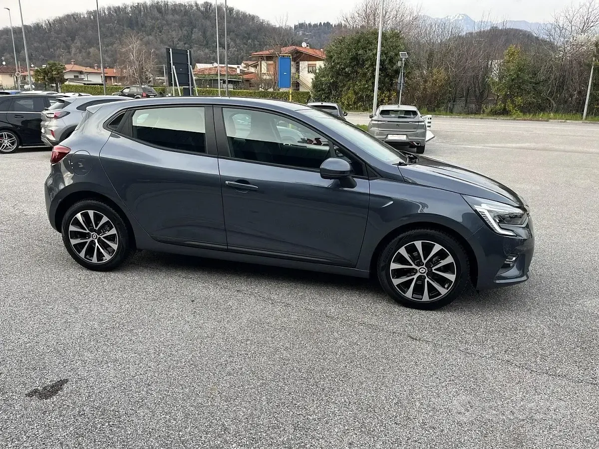Käytetty Renault Clio V Business 90 HP (66 kW) 2022 Sininen Sedan