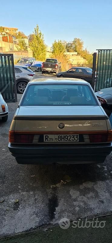 Usata Alfa Romeo 75 120 CV (88 kW) 1988 Grigio Berlina