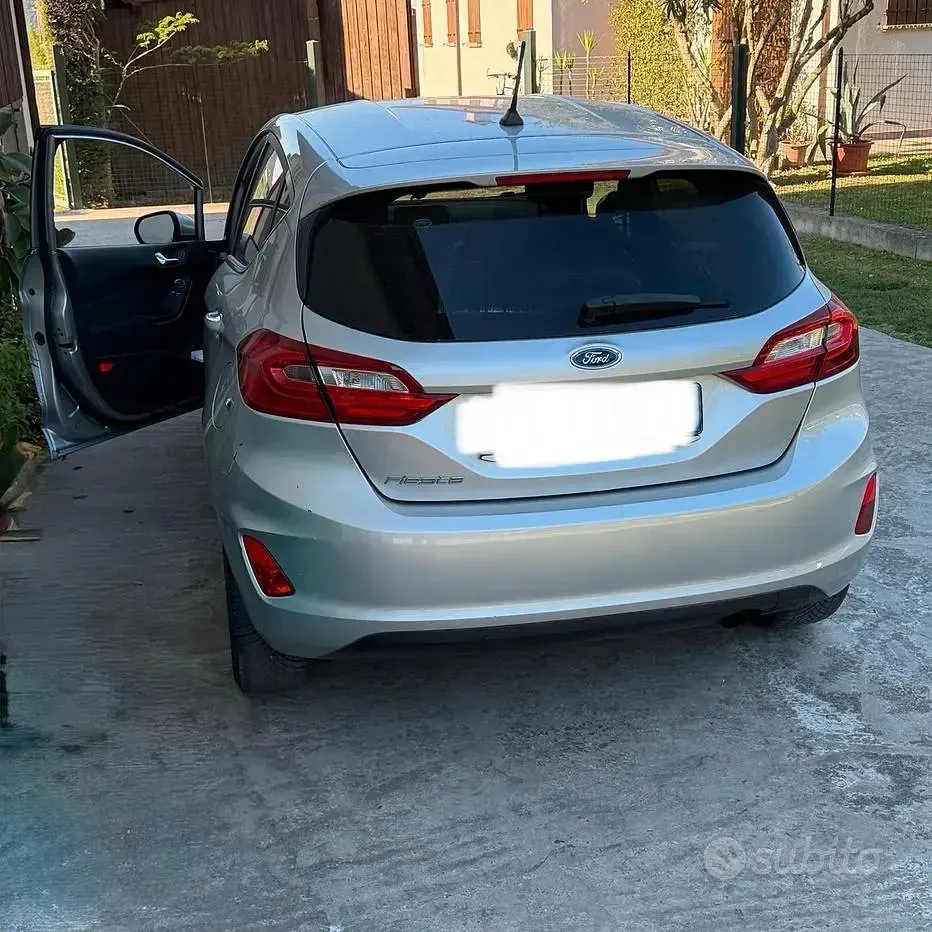 Usata Ford Fiesta Titanium 85 CV (62 kW) 2017 Grigio Utilitaria