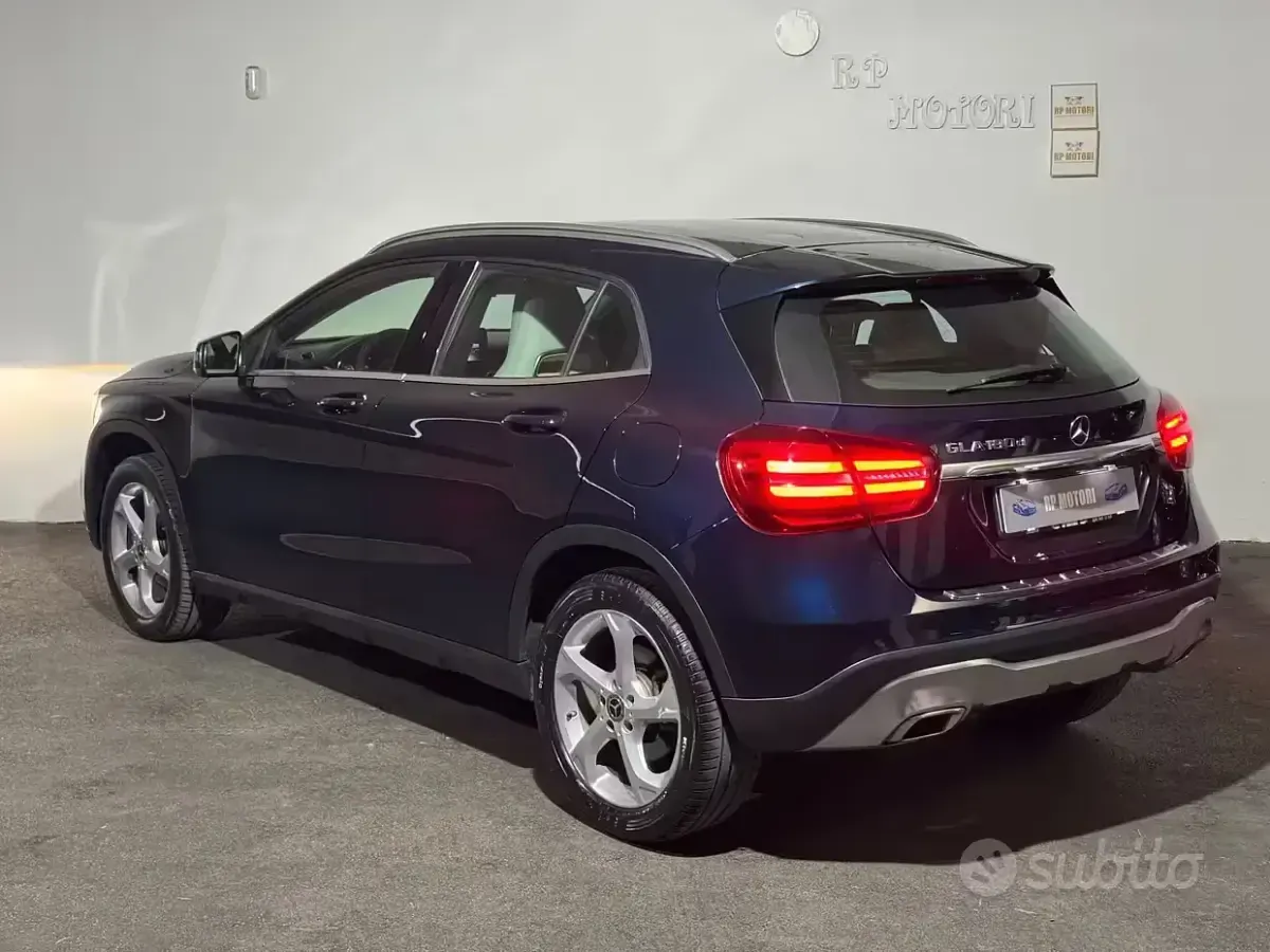 Usata Mercedes GLA180 Premium 109 CV (80 kW) 2018 Blu SUV