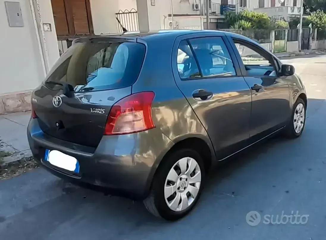 Usata Toyota Yaris 69 CV (50 kW) 2007 Grigio Utilitaria