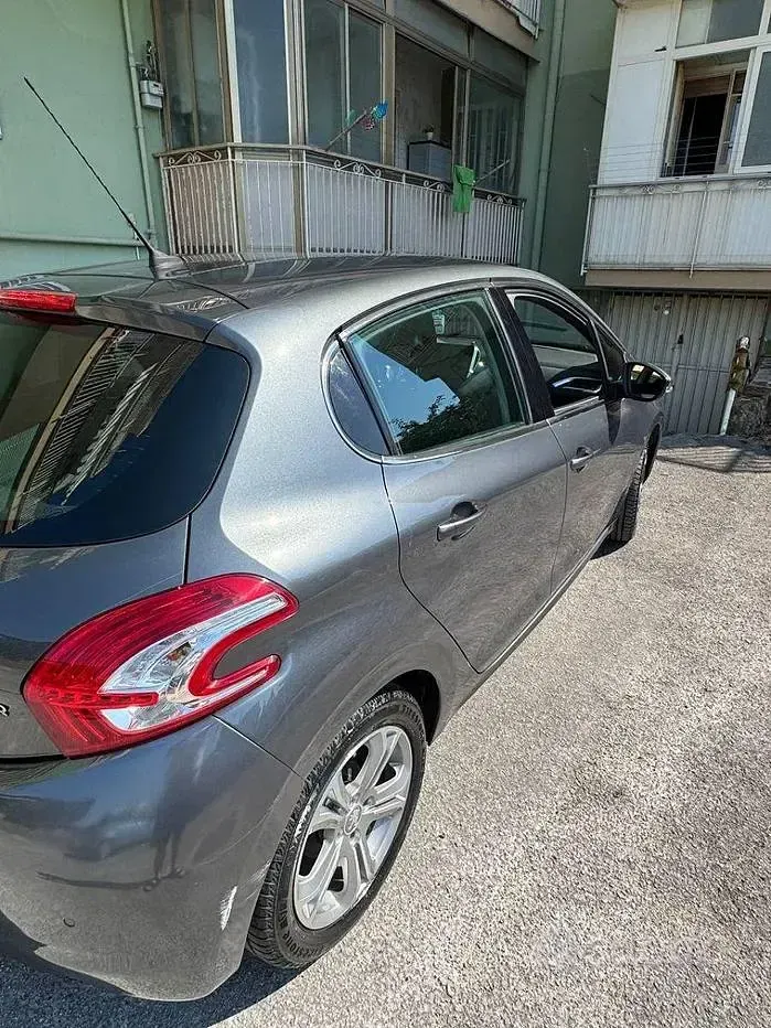Usata Peugeot 208 68 CV (50 kW) 2013 Grigio Utilitaria
