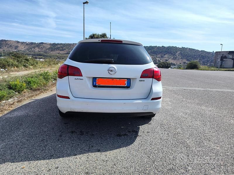 Usata Opel Astra Sport 110 CV (80 kW) 2011 Bianco Station wagon