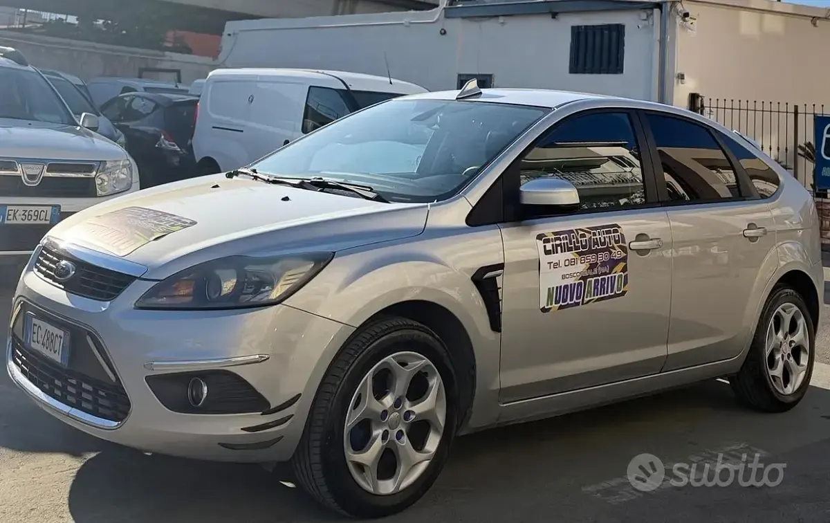 Käytetty Ford Focus Titanium 90 HP (66 kW) 2010 Harmaa Sedan