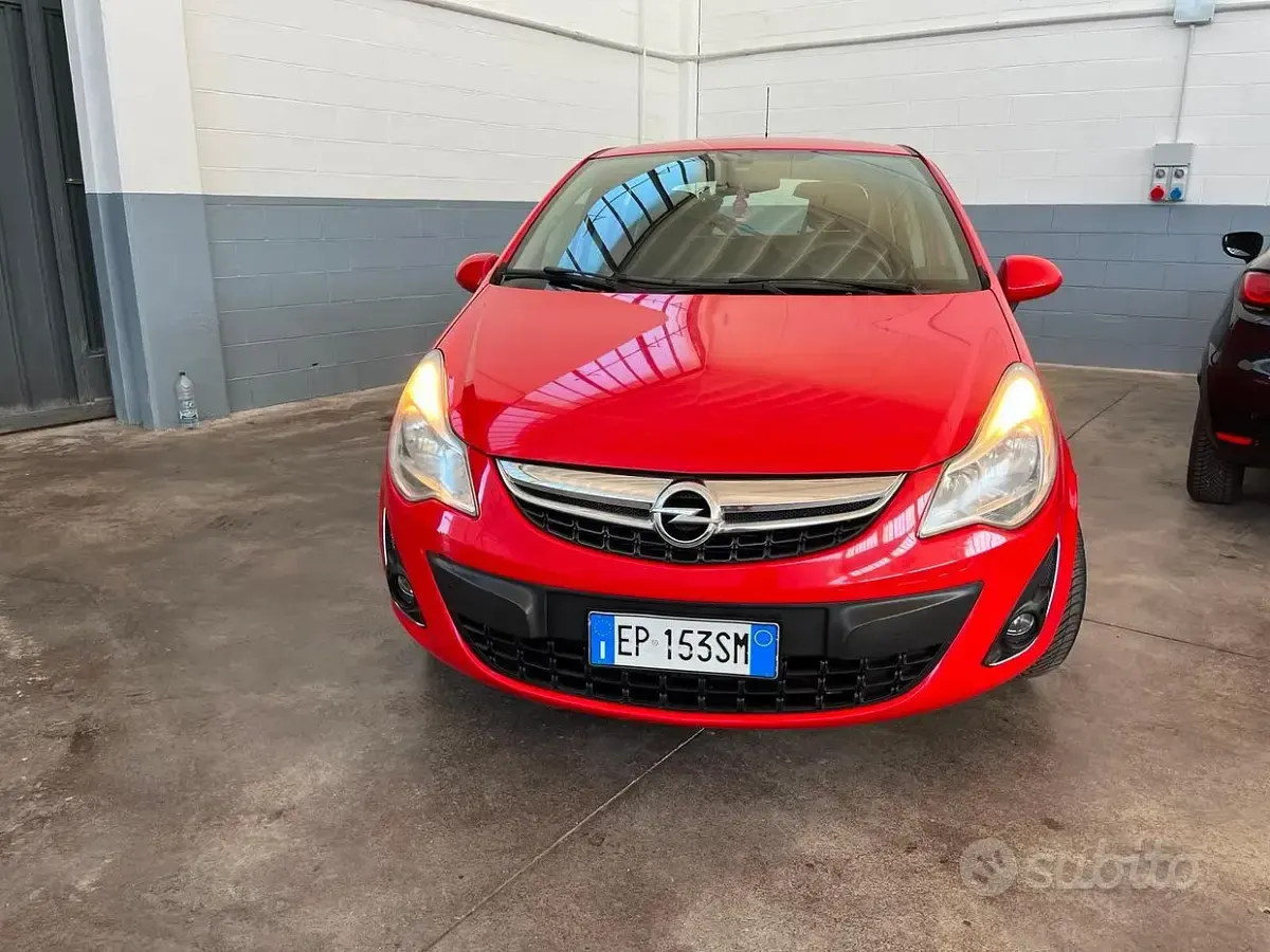 Usata Opel Corsa Edition 85 CV (62 kW) 2013 Rosso Utilitaria