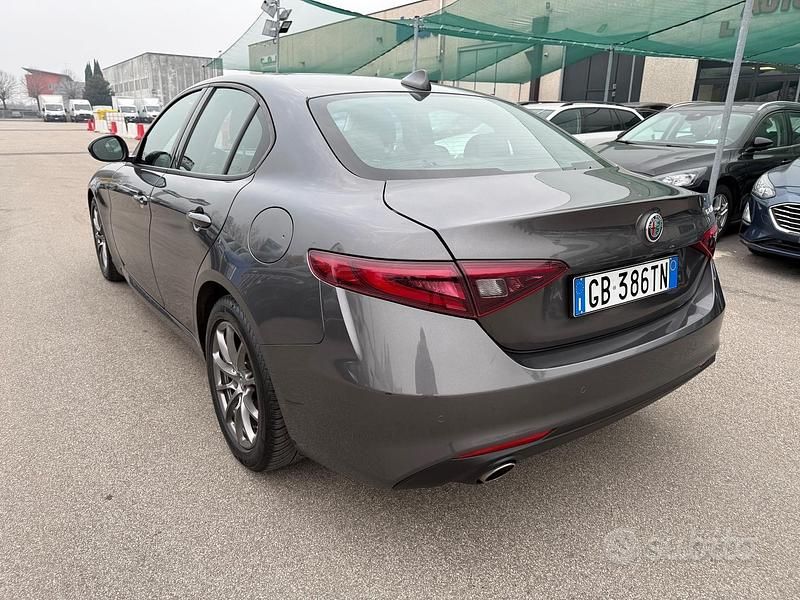 Usata Alfa Romeo Giulia Executive 160 CV (117 kW) 2020 Grigio Berlina