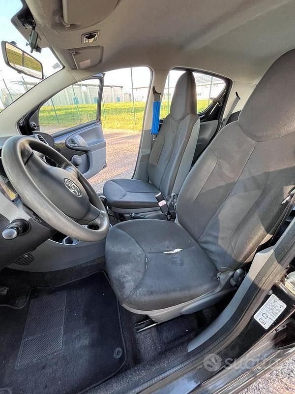 Usata Toyota Aygo 68 CV (50 kW) 2010 Nero Utilitaria