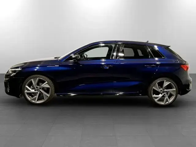 Usata Audi A3 Ambiente 150 CV (110 kW) 2023 Blu navarra metallizzato Berlina