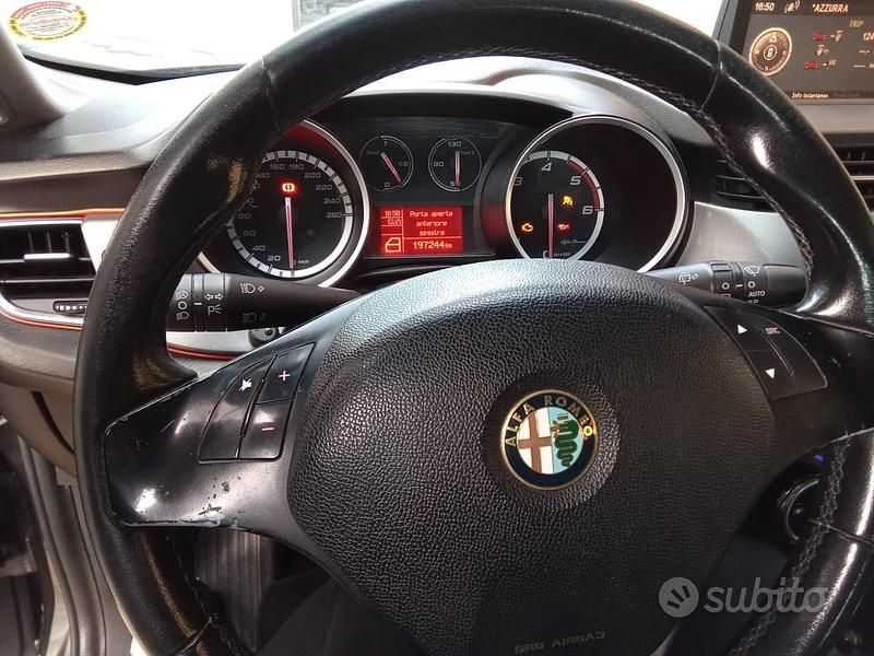 Usata Alfa Romeo Giulietta Exclusive 140 CV (102 kW) 2012 Grigio Utilitaria