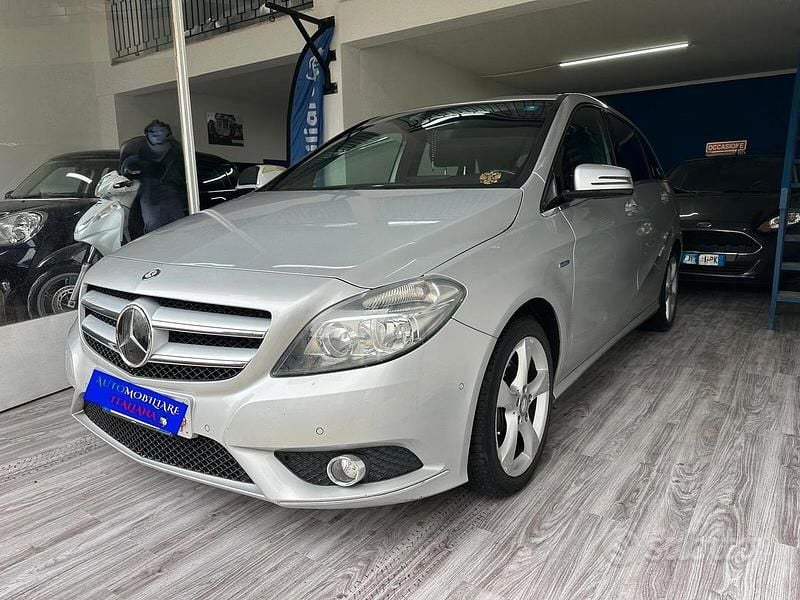 Usata Mercedes B180 Premium 122 CV (89 kW) 2012 Grigio Monovolume