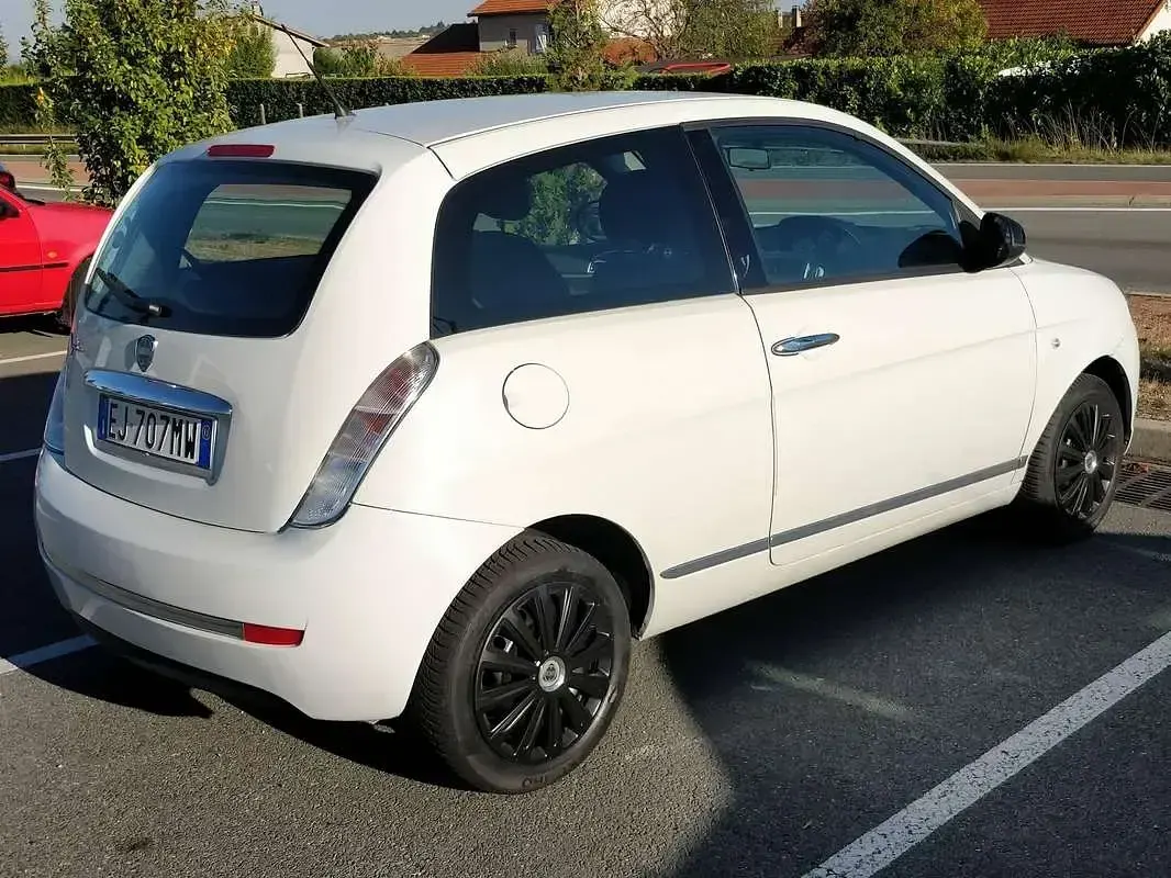 Usata Lancia Ypsilon 69 CV (50 kW) 2011 Bianco Utilitaria