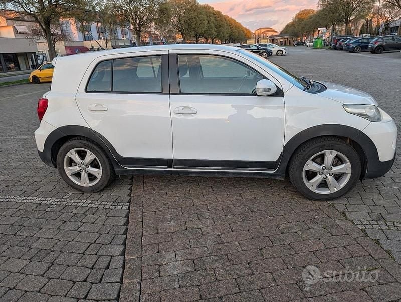 Usata Toyota Urban Cruiser 100 CV (73 kW) 2010 Bianco Utilitaria