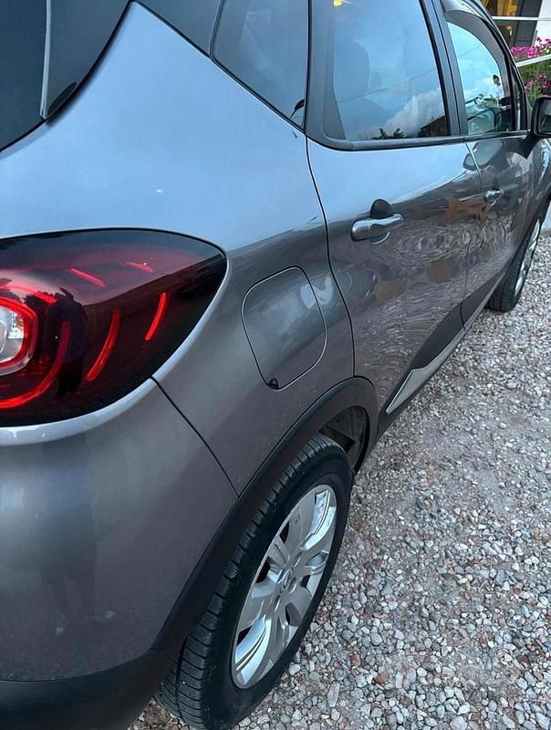 Usata Renault Captur 90 CV (66 kW) 2017 Grigio SUV