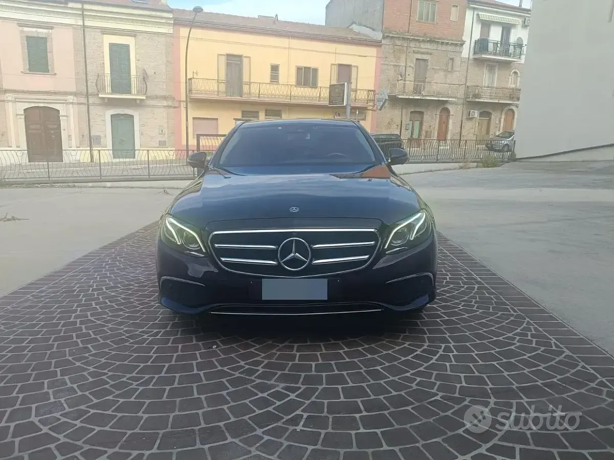 Usata Mercedes E200 Premium Plus 160 CV (117 kW) 2019 Nero Berlina