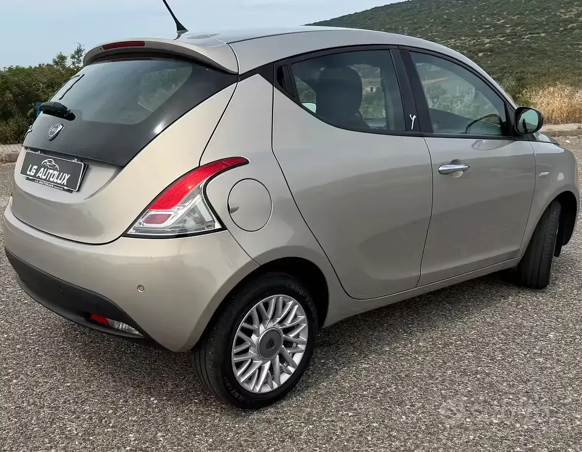 Usata Lancia Ypsilon 95 CV (69 kW) 2015 Grigio Utilitaria