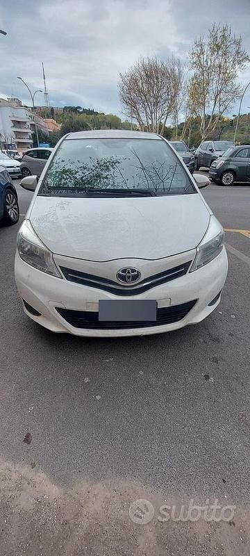 Usata Toyota Yaris 90 CV (66 kW) 2012 Bianco Utilitaria
