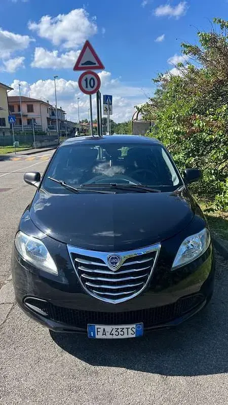 Usata Lancia Ypsilon Gold 95 CV (69 kW) 2015 Nero Utilitaria