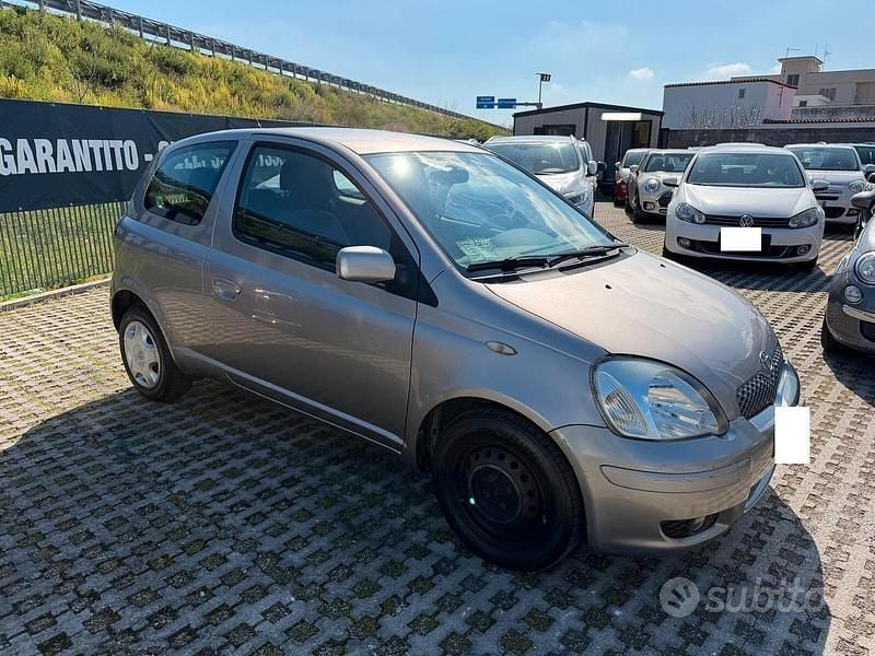 Usata Toyota Yaris Sol 75 CV (55 kW) 2005 Grigio Berlina