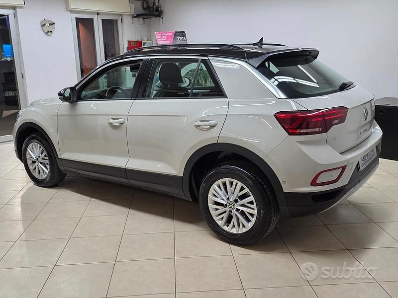 Usata VW T-Roc Life 110 CV (80 kW) 2023 Beige SUV