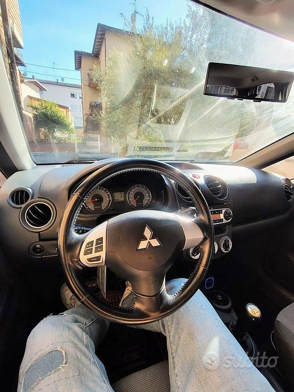 Usata Mitsubishi Colt Invite 75 CV (55 kW) 2009 Rosso Utilitaria