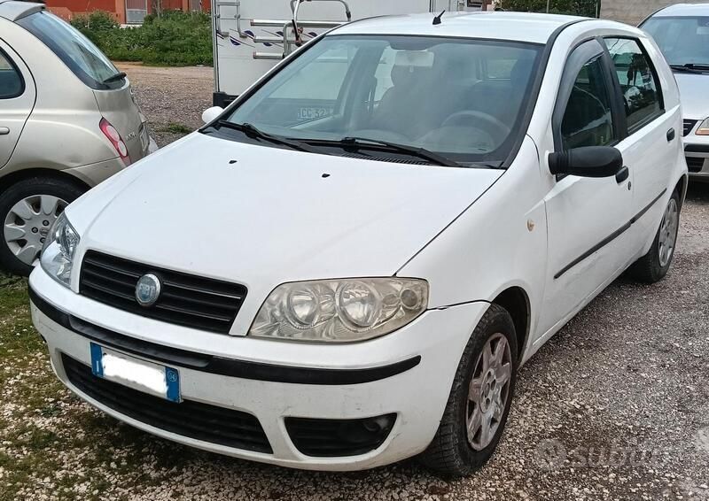 Usata Fiat Punto Dynamic 69 CV (50 kW) 2004 Bianco Utilitaria