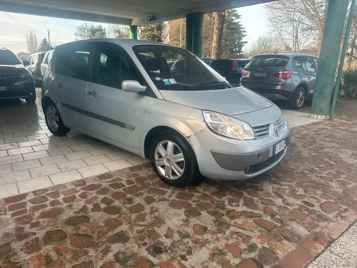 Usata Renault Scénic 100 CV (73 kW) 2004 Argento Monovolume