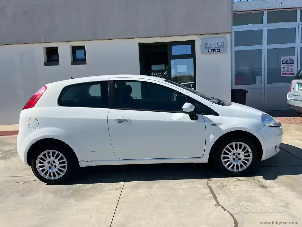 Usata Fiat Grande Punto Dynamic 65 CV (47 kW) 2008 Bianco Utilitaria