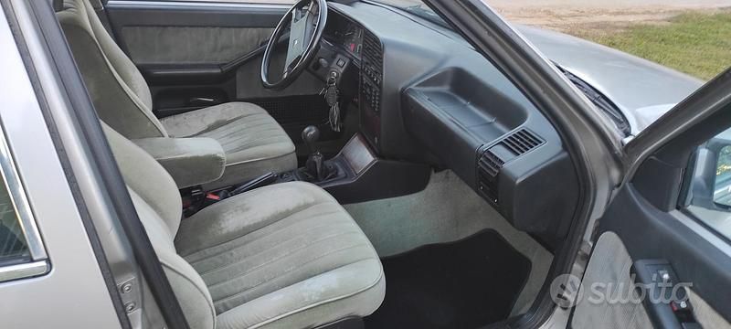 Usata Lancia Thema 120 CV (88 kW) 1987 Grigio Berlina