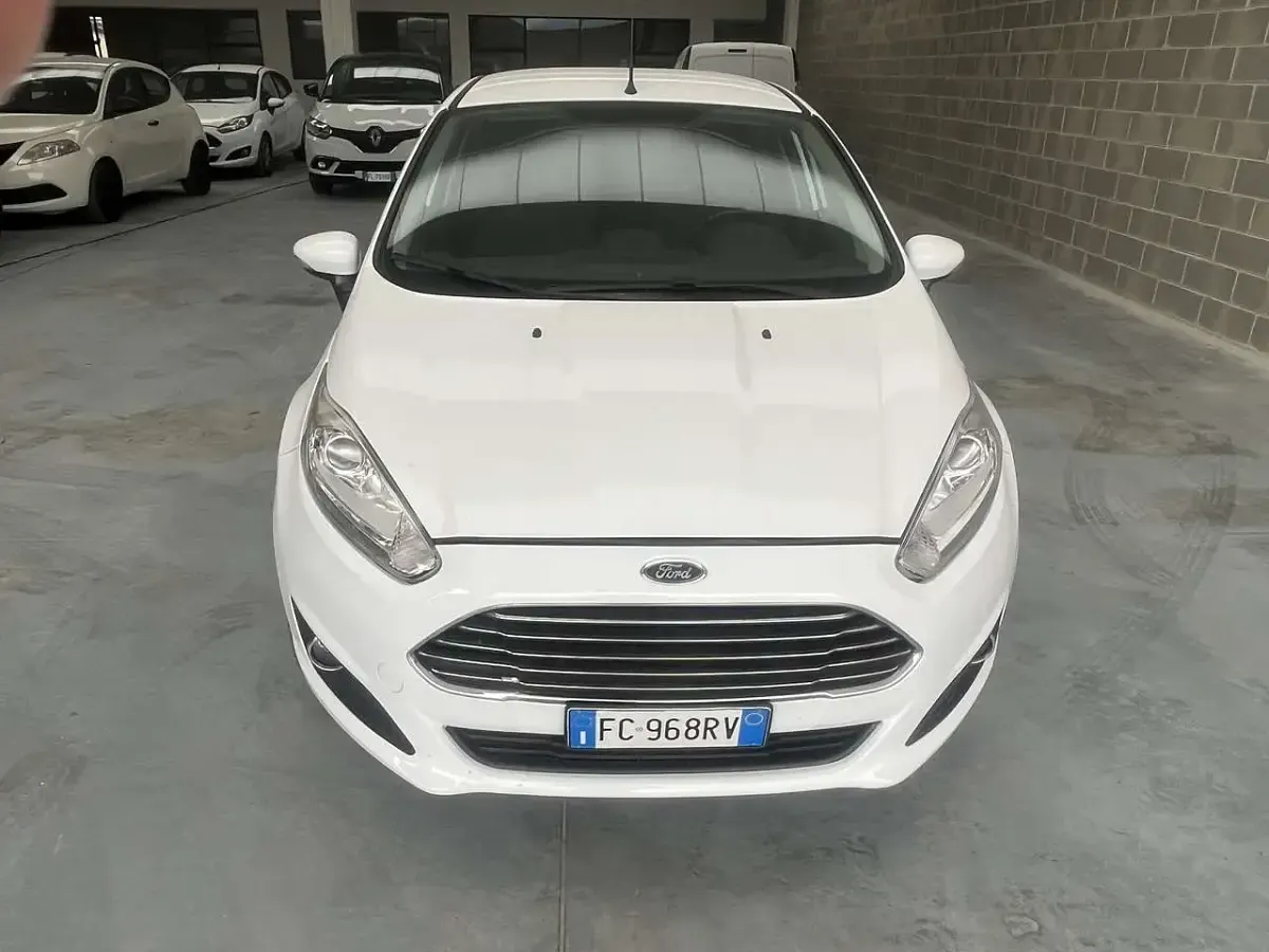 Usata Ford Fiesta 101 CV (74 kW) 2016 Bianco Utilitaria